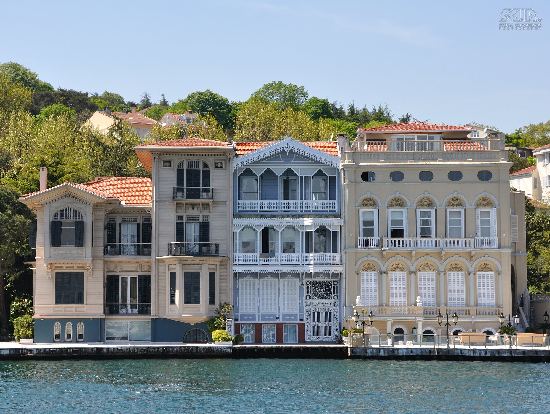 Yeniköy We maken ook een tocht op de Bosporus vanuit Eminönü naar de Zwarte Zee in Anadolu Kavagi. We passeren verschillende paleizen, het fort van Europa, het fort van Azië en in de buurt van Yeniköy zien we prachtige yalis (19e eeuwse villa's) aan het water. Stefan Cruysberghs